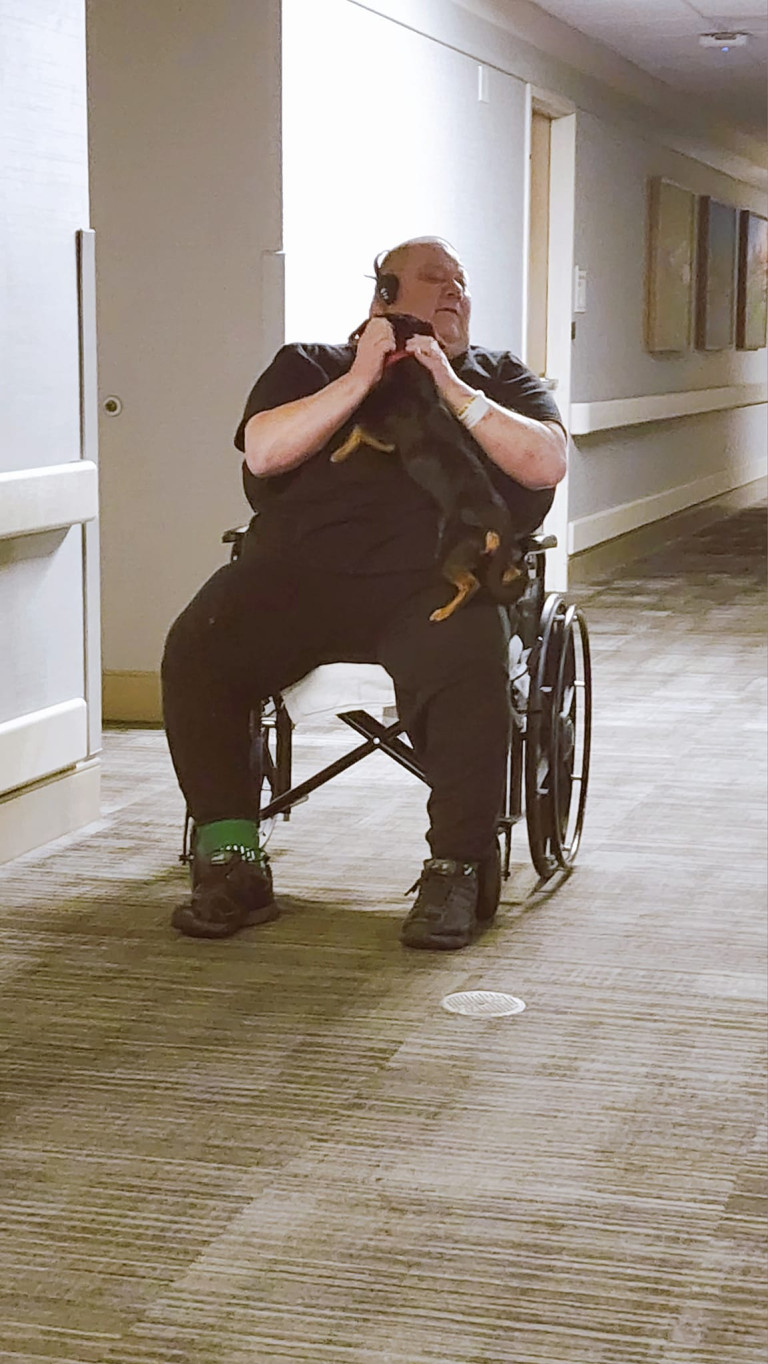 O reencontro entre os dois foi emocionante, com Bullet pulando no colo de Bubba. Foto: Reprodução/Facebook.