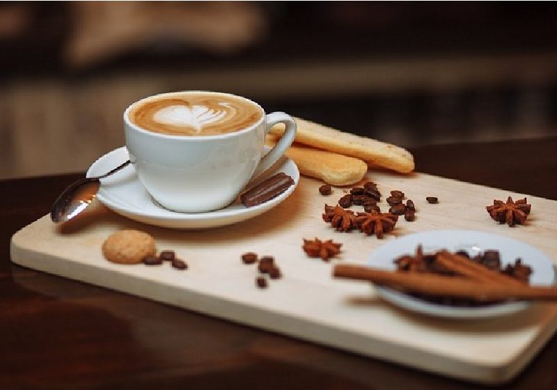 O cafézinho tem potencial para acordar, mas há um mistério ainda sobre como isso funciona Foto: Max/Pixabay