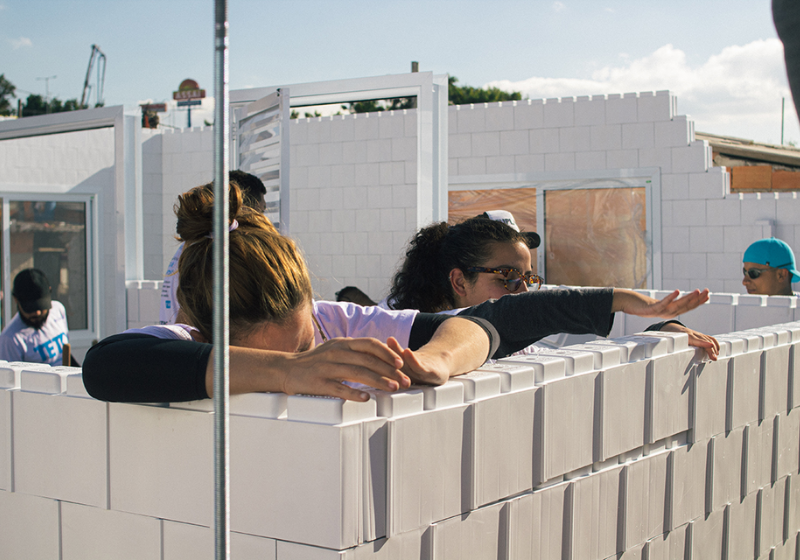 A ONG Teto, que entregou a casa sustentável e reciclável para Rejane, prometeu fazer a entrega de mais 1000 moradias semelhantes. Foto: Reprodução/TETO Brasil.