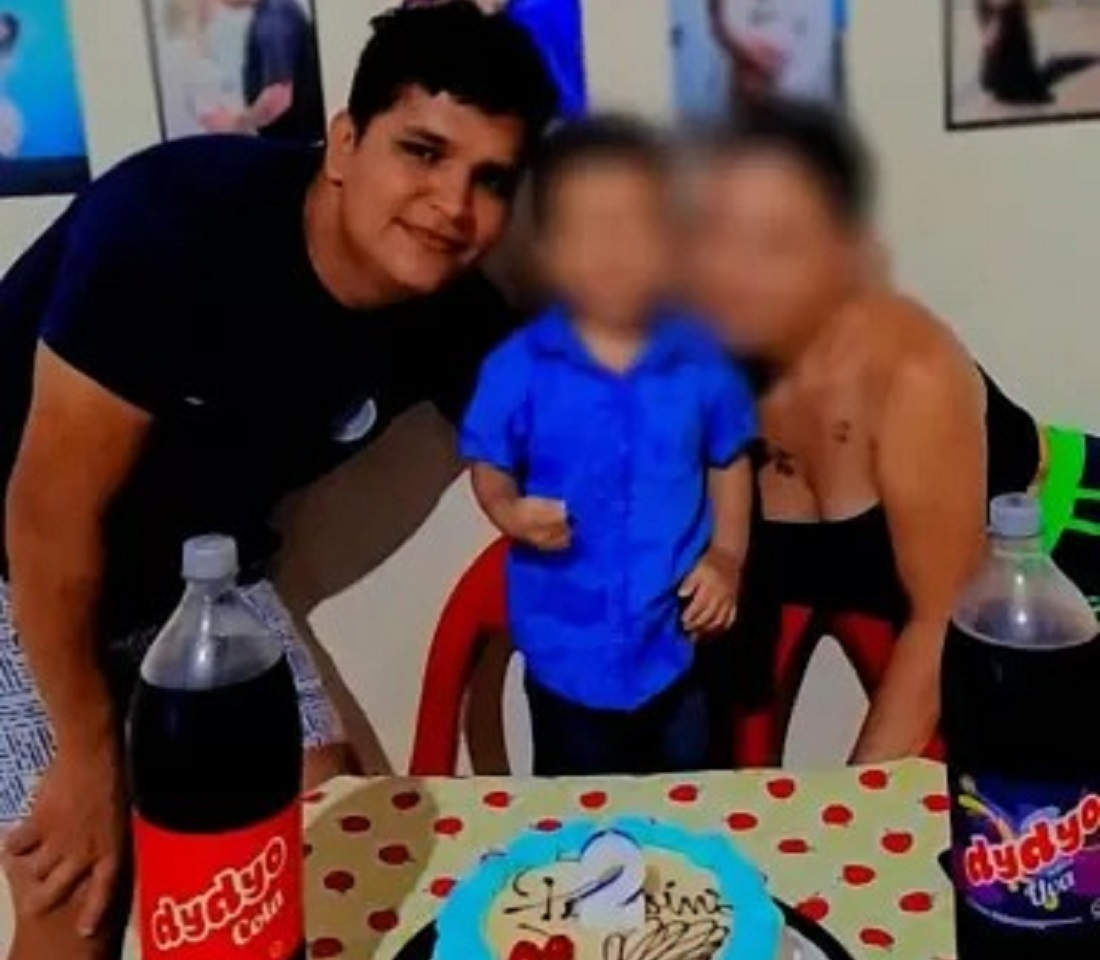 A foto, ao lado do refrigerante da concorrente, que fez o pai ser demitido na semana passada - Foto: reprodução / Correio