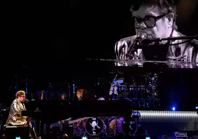 Elton Jonh se despediu dos palcos neste final de semana. O último show aconteceu na Suécia e ele se emocionou. - Foto: Oli Scarff
