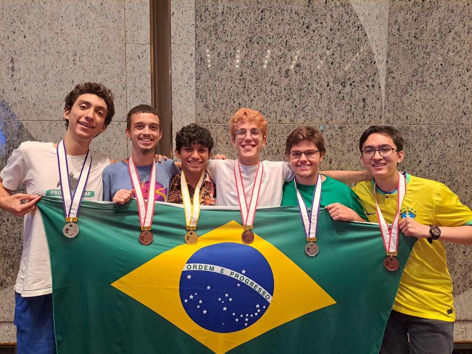 A equipe brasileira arrasou! Os meninos trouxeram seis medalhas para casa. Foto: Reprodução/Arquivo pessoal.