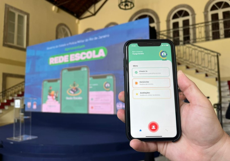 As escolas já podem usar o aplicativo para agilizar viatura policiais e fornecer maior segurança para as crianças. Foto: Reprodução/João Vitor Costa (O Globo).