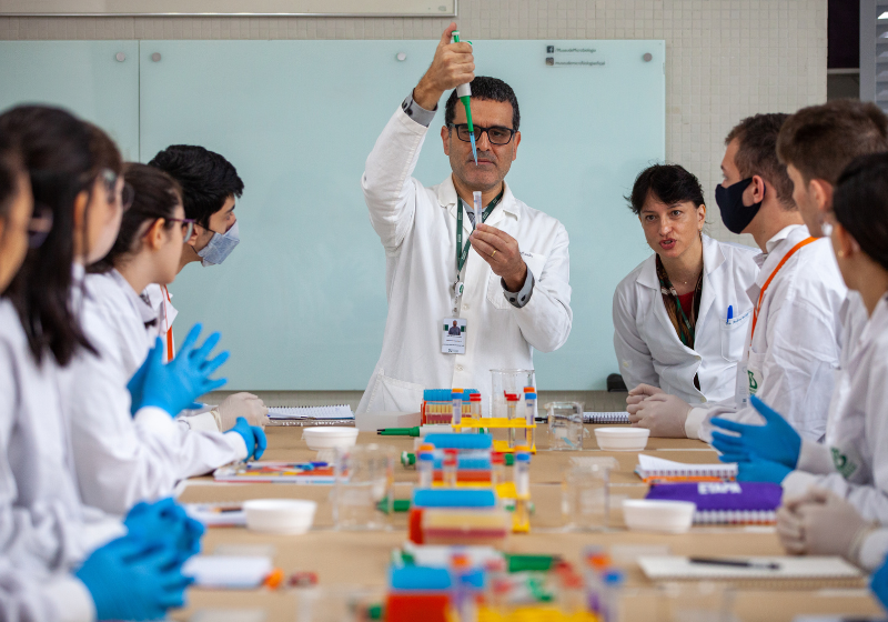 Os estudantes no Butantan durante a preparação para a Olimpíada Internacional de Biologia. Foto: Reprodução/Instituto Butantan.
