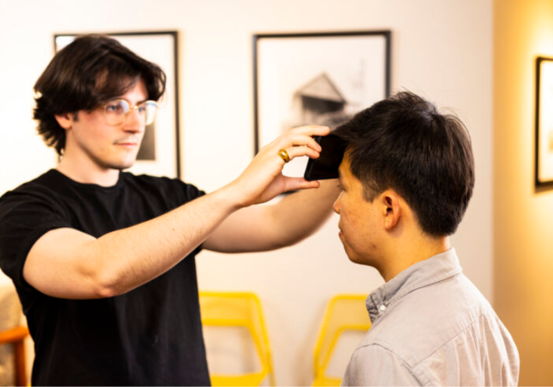 O aplicativo de celular usa sensores para transformar o aparelho em termômetro e medir a febre do usuário. Foto: Reprodução/Dennis Wise/Universidade de Washington.