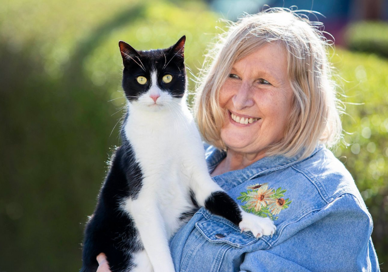 Zebby é foi reconhecido com um prêmio por ser um gato que ajuda sua tutora surda no dia a dia. Foto: Reprodução/Lucy Ray/Alamy.