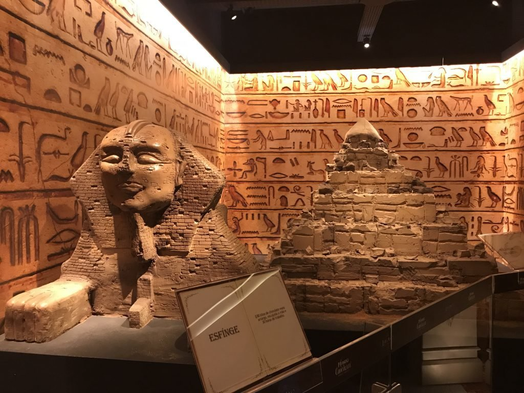 O Mundo do Chocolate, em Gramado, tem esculturas enormes feitas com o produto do cacau. Foto: Reprodução/Andrea Toptour. 