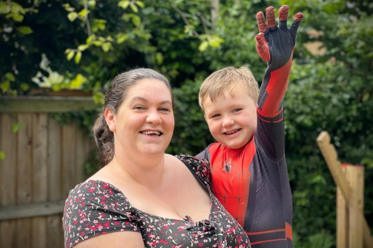 Se depender da fantasia e de seus atos, Logan já é um herói! Foto: Reprodução/Iain Buist/Newcastle Chronicle)