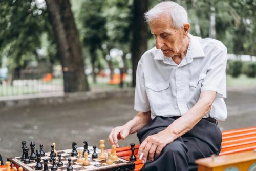 Além do xadrez e das palavras cruzadas, outros jogos também evitam a demência. - Foto: Freepik