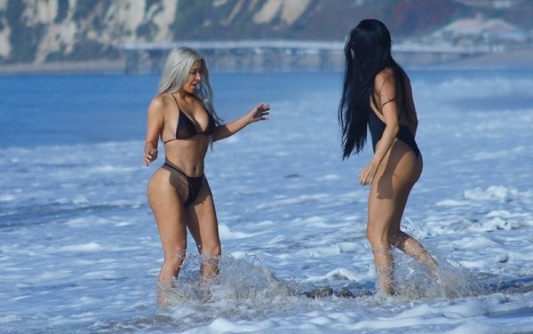 Kim Kardashian, uma das maiores influenciadores do mundo e que dita vários estilos, foi fotografada usando a peça. Foto: Reprodução/The Grosby Group.