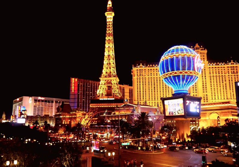 Las Vegas fica no deserto de Mojave, em Nevada, nos Estados Unidos. É uma cidade turística famosa pela vida noturna vibrante, com cassinos 24 horas e várias opções de entretenimento. - Foto: Mar_co / Pixabay