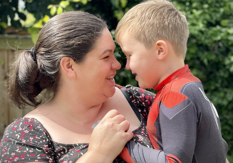 O garoto Logan (5), ajudou a salvar sua mãe que caiu no rio. Ele correu para acionar os bombeiros. - Foto: Reprodução/Iain Buist/Newcastle Chronicle.