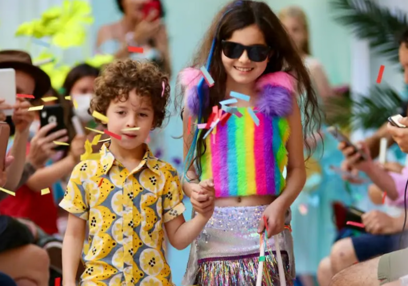 Max, o menino estilista, vem fazendo sucesso e já foi comparado ao Gucci. Foto: Reprodução/India Times.