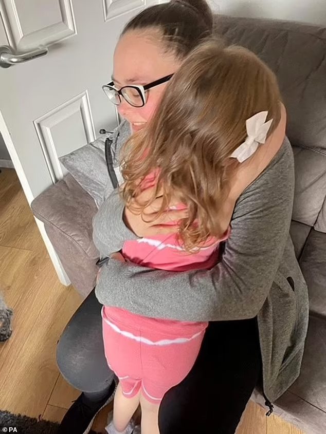 Quando voltou do hospital a mãe abraçou e agradeceu à filha por ter chamado a Alexa e salvado sua vida - Foto: PA