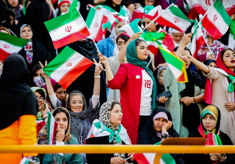 Mulheres iranianas assistem a jogo da 1ª divisão de futebol pela 1ª vez em  mais de 40 anos