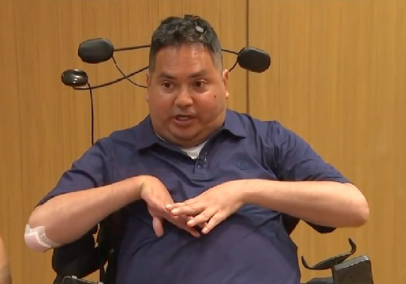 Paralisado há 3 anos, Keith Thomas voltou a sentir sensações depois de conectar dispositivos ao cérebro com ajuda de computadores e IA. - Foto: reprodução / ABCNews