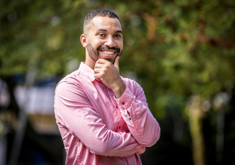 Gil do Vigor foi aprovado no PhD e disse estar muito ansioso para começar a parte da pesquisa. Ele se emocionou ao contar a novidade em um vídeo - Foto: Reprodução/João Cotta (Globo).
