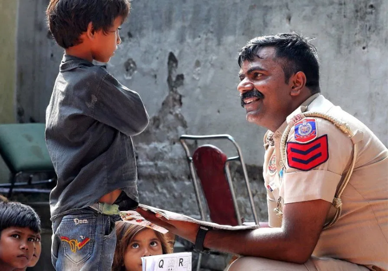 O Policial Than, que viveu nas ruas quando criança, hoje ajuda crianças e adolescentes como ele foi para que sejam alguém na vida. - Foto: reprodução YouTube