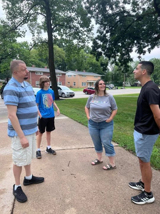 O professor que doa o rim ao ex-aluno se encontra com os pais do estudante -  Foto: Washington Local Schools
