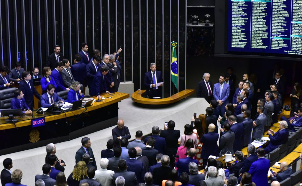 A votação se estendeu pela noite adentro, onde parlamentares votaram os destaques. Foto: Reprodução/Zeca Ribeiro (Câmara dos Deputados).
