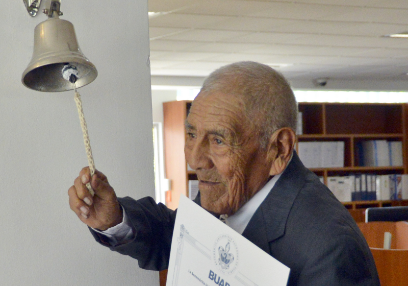 O barulho do sino anunciava: Dom Felipe havia concluído sua graduação ganhando o título de Engenheiro. Foto: Reprodução/BUAP.