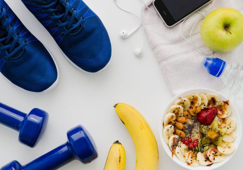 Entre os hábitos saudáveis estão alimentação equilibrada, prática de exercícios físicos e cultivar relações sociais positivos. Foto: Reprodução/Freepik.