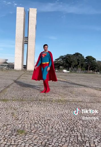 O super-herói em Brasília, na Praça dos Três Poderes - Foto: reprodução / TikTok