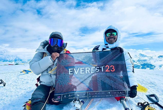 Já no topo, Hari exibe com orgulho uma bandeira, metade com as cores do Nepal e a outra metade com as cores do Reino Unido. Foto: Reprodução/@hari_budha_magar.