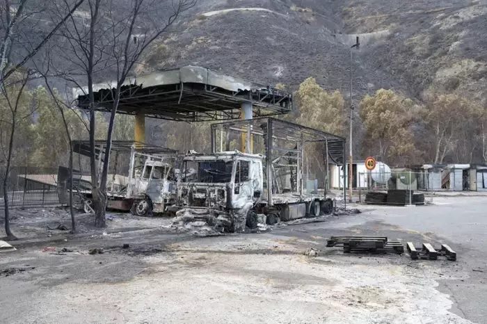 A área próxima à imagem da Virgem Maria atingida pelo fogo - Foto: Giovanni ISOLINO / AFP