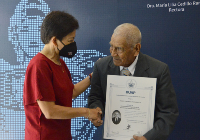 Depois de muito tempo o vovô conseguiu seu diploma de faculdade e realizou o sonho de vida. Foto: Reprodução/BUAP.