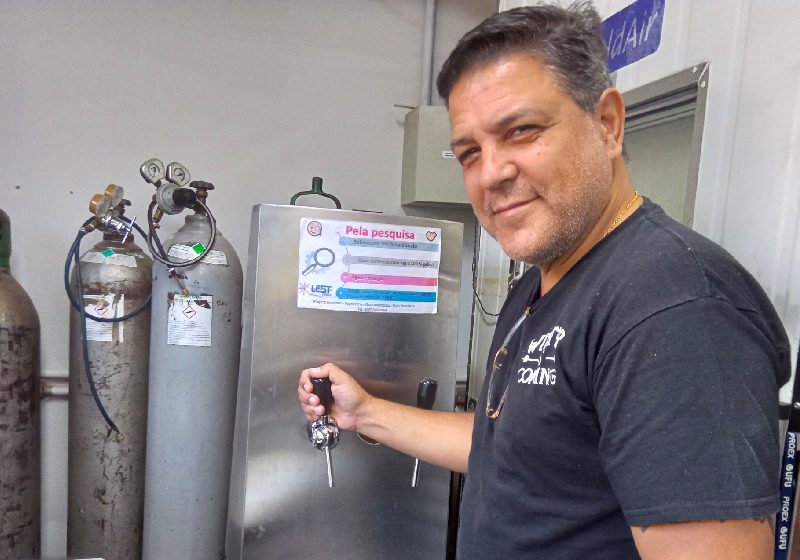 O professor e pesquisador brasileiro Enio Pedone Bandarra ganhou prêmio internacional das Nações Unidas pela chopeira inovadora que polui menos e gasta menos energia elétrica - Foto: divulgação