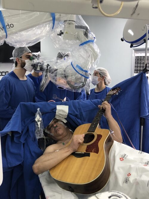 O paciente Maurício Stemberg cantou e tocou violão enquanto durante a cirurgia para retirada de um tumor cerebral - Foto: divulgação