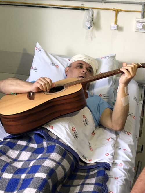 Maurício Stemberg se recuperou bem e voltou a cantar e tocar após a cirurgia - Foto: divulgação