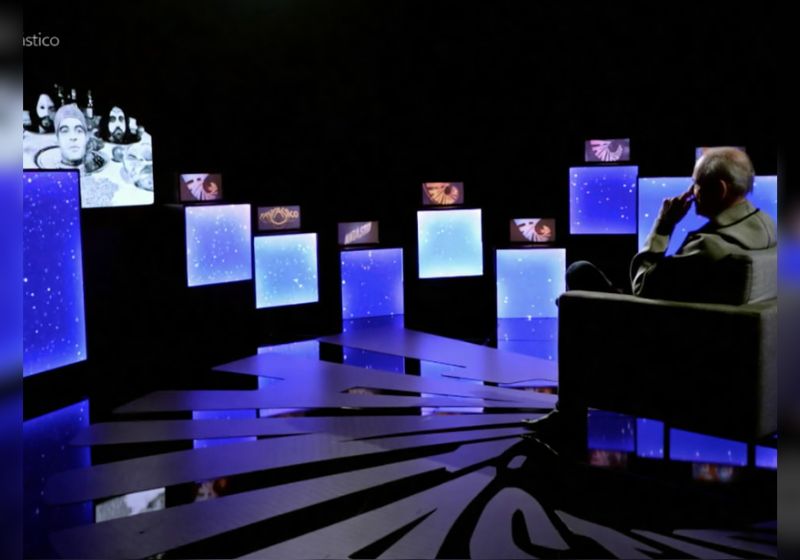 Ney Matogrosso nos estúdios Globo assistindo à recriação por IA do clipe de Sangue Latino, dos Secos & Molhados, feito pelo Fantástico há 50 anos e perdido no incêndio dos anos 1970 na Globo Rio. - Foto: reprodução / TV Globo