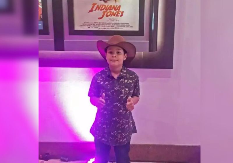 Ayslan, de 8 anos, de Campo Grande (MS), é apaixonado por Indiana Jones e foi assistir ao filme vestido a caráter - Foto: reprodução / Campo Grande News