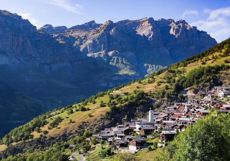 A pequena Albinen, nos Alpes Suíços, é um dos destinos que dão benefícios financeiros. Foto: Reprodução/Onepau (Creative Commons).