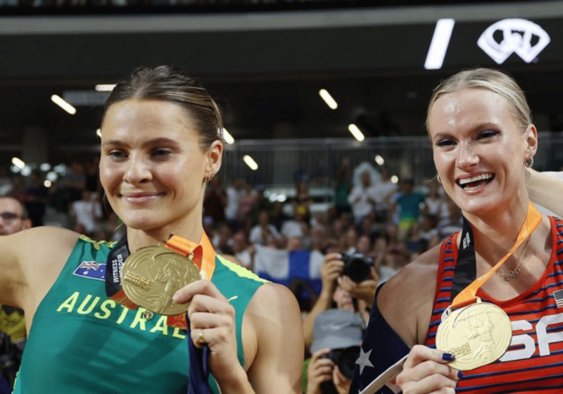 As atletas, que foram medalha de ouro no salto feminino, ficaram muito emocionadas. Foto: Reprodução/Women's Agenda.