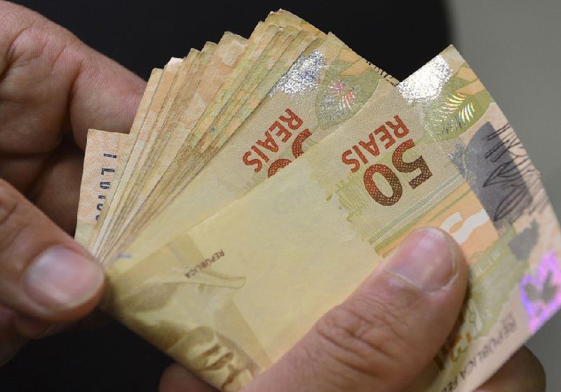 O governo vai aumentar o salário mínimo para R$ 1.421,00 em 2024 - Foto: Reprodução/Marcello Casal Jr / Agência Brasil.