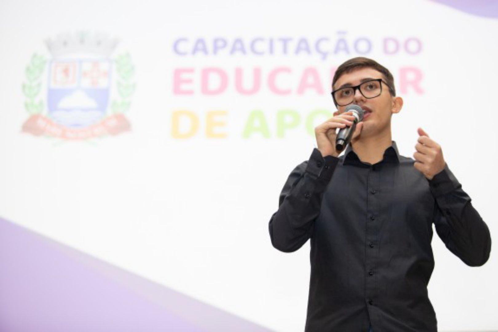 Além de estudante, Arthur também roda o Brasil palestrando sobre a importância da conscientização de educadores para lidar com alunos autistas. Foto: Reprodução/Arthur Ataide/Linkedin.