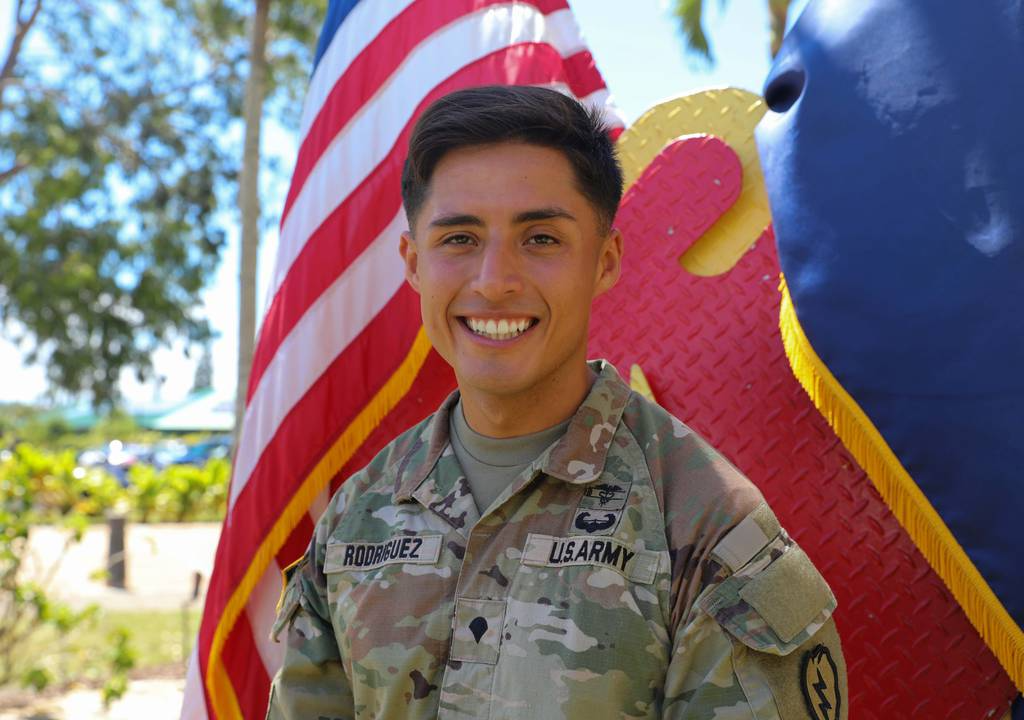 Apesar dos momentos de tensão, o médico da 25° Divisão de Infantaria Equipe de Combate, conseguiu ajudar a mulher e salvá-la com segurança. Foto: Reprodução/Exército dos Estados Unidos.