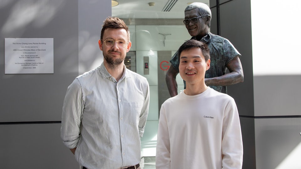 Charles Cox e Zijin Zhou foram os pesquisadores responsáveis pela descoberta. Foto: Reprodução/Victor Chang Institute.