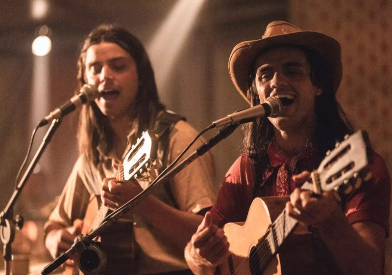 O trailer da série sobre a vida de Chitãozinho e Xororó deixou fãs da dupla animados com o que viram. Foto: Reprodução/Globoplay.