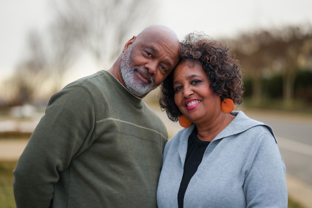 É preciso começar já a poupar, mesmo que seja pouco, para não depender dos filhos na velhice e ter uma vida mais independente e feliz na terceira idade - Foto: Alisa Dyson / Pixabay