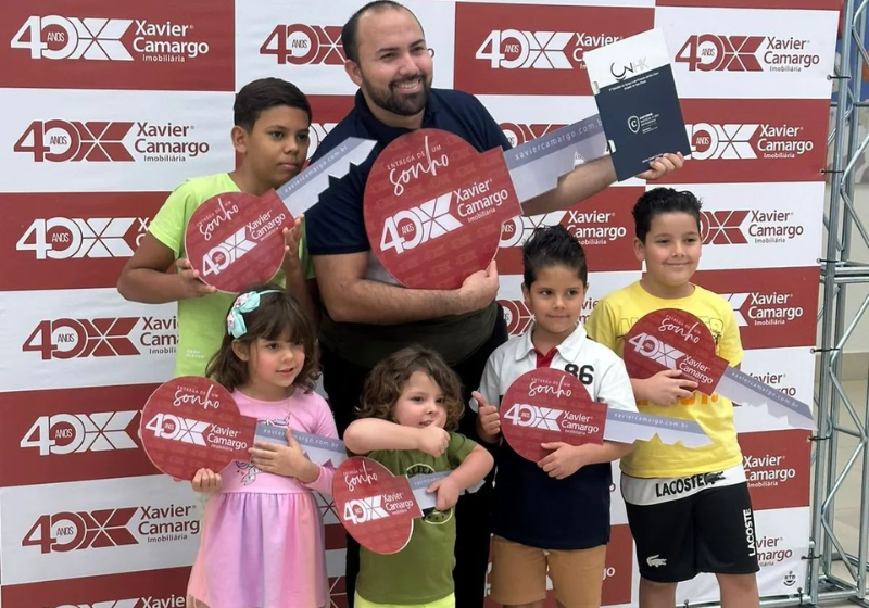 Daniel recebeu a chave da casa e comemorou com os filhos. - Foto: arquivo pessoal
