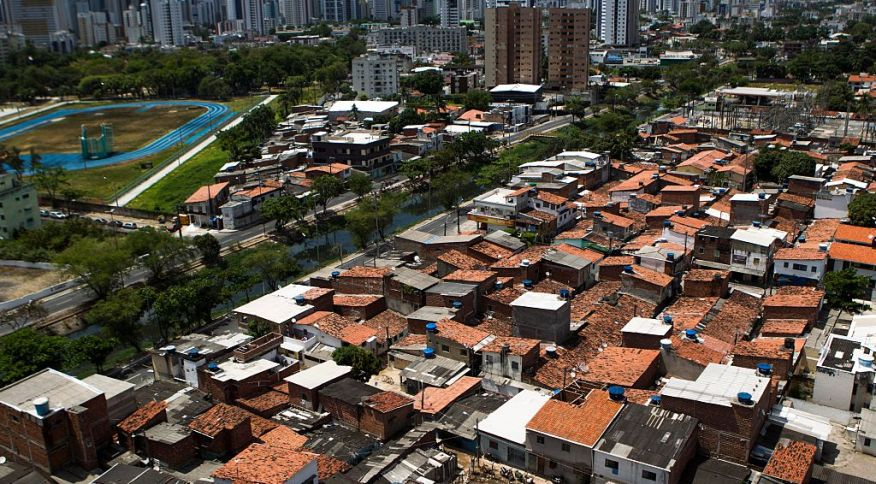 Apesar da redução, o índice também mostrou que a desigualdade no país permaneceu, principalmente entre classe e raça. Foto: Reprodução/Diego Herculano (NurPhoto).