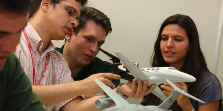 Uma vez aprovados, os candidatos aprendem e se especializam em diversas áreas da engenharia. Foto: Reprodução/Embraer.