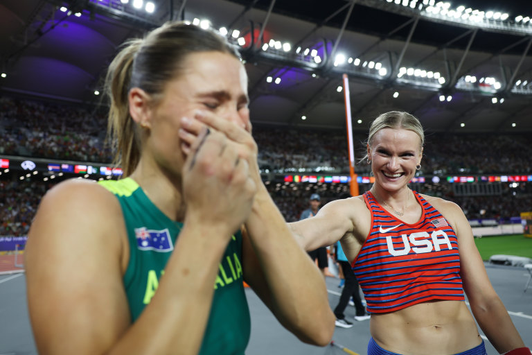 Quando anunciado que as duas ganhariam a medalha, Nina caiu no choro. Foto: Reprodução/Getty Images.