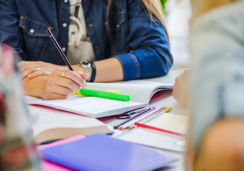 Bora estudar para não cometer mais esses 10 erros de português? Foto: Reprodução/Freepik.