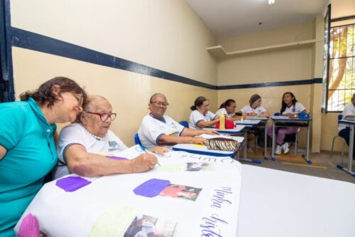 A idosa se matriculou na escola através do EJA - Foto: Josimar Oliveira