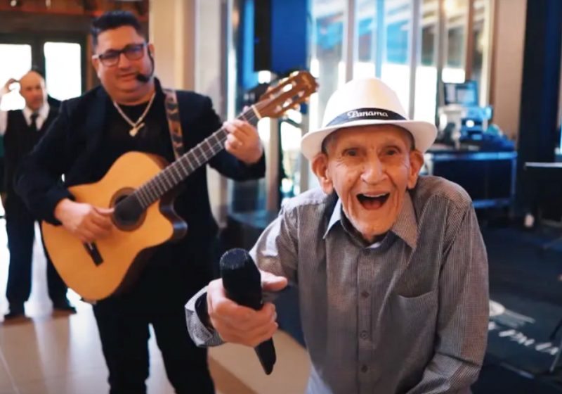 Seu Joaquim, o idoso que completou 100 anos, disse que tem tudo o que precisa, por isso pediu as cestas básicas para doar a necessitados - Foto: reprodução / Midiasudoeste